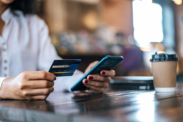 A woman paying for coffee with her credit card.